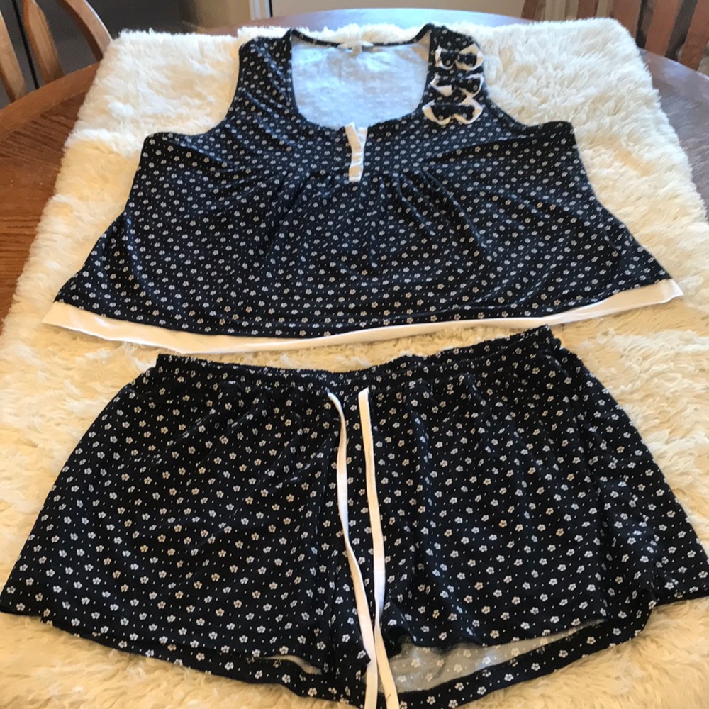 Pajamas Kathryn 1X. Black with white flowers.